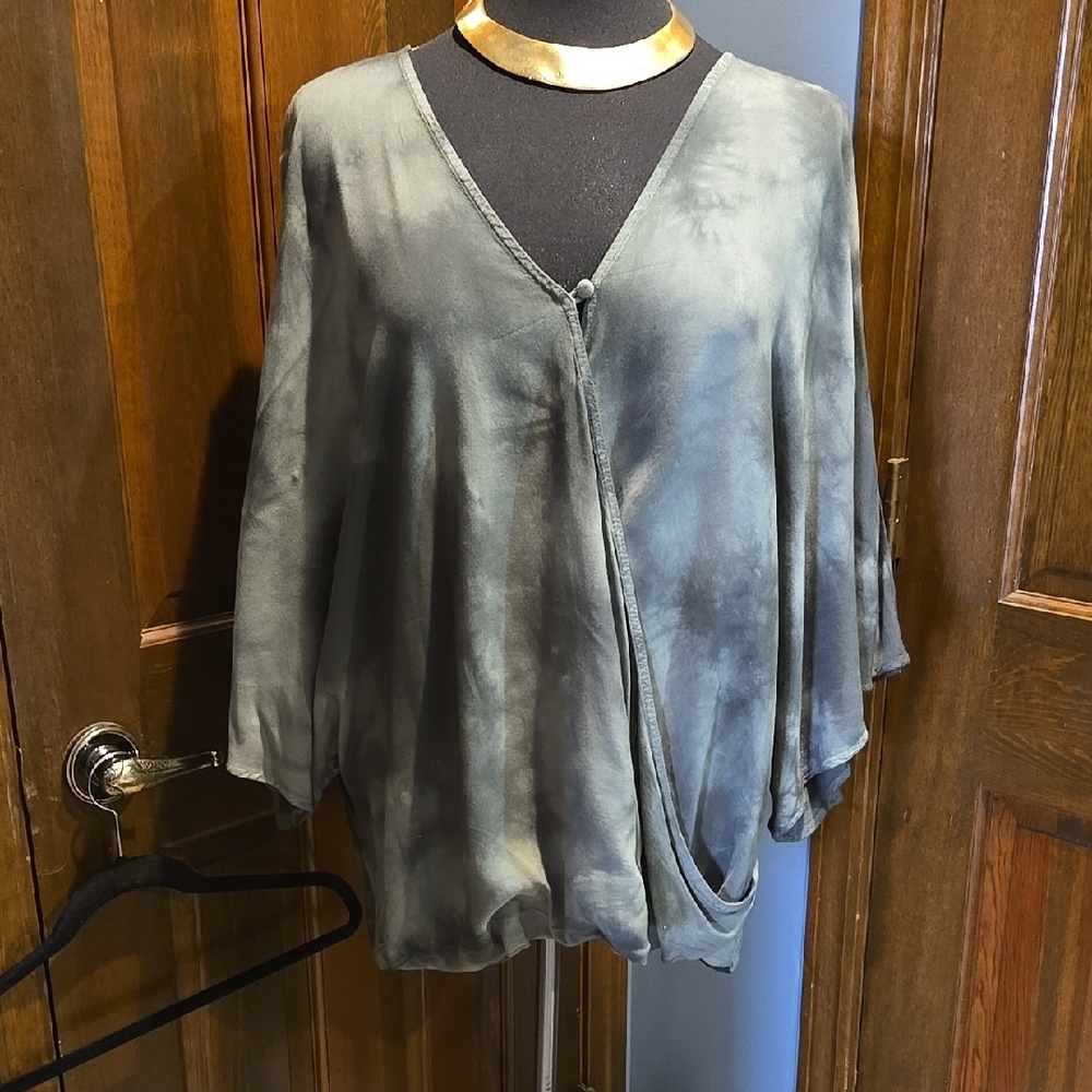 Democracy Chic Tie-Dye V-Neck Blouse G03